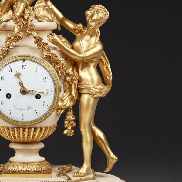 Mantel clock in a vase shape surrounded by two graces  and a putto - Image 3