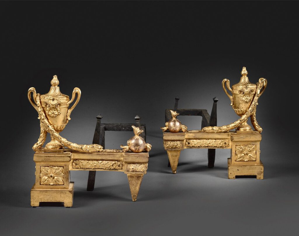 Paire de chenets à motif de boule à feu