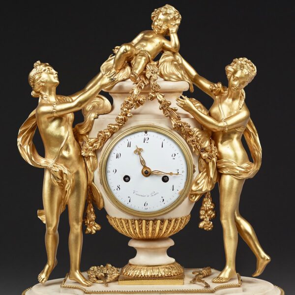 Mantel clock in a vase shape surrounded by two graces  and a putto - Image 2