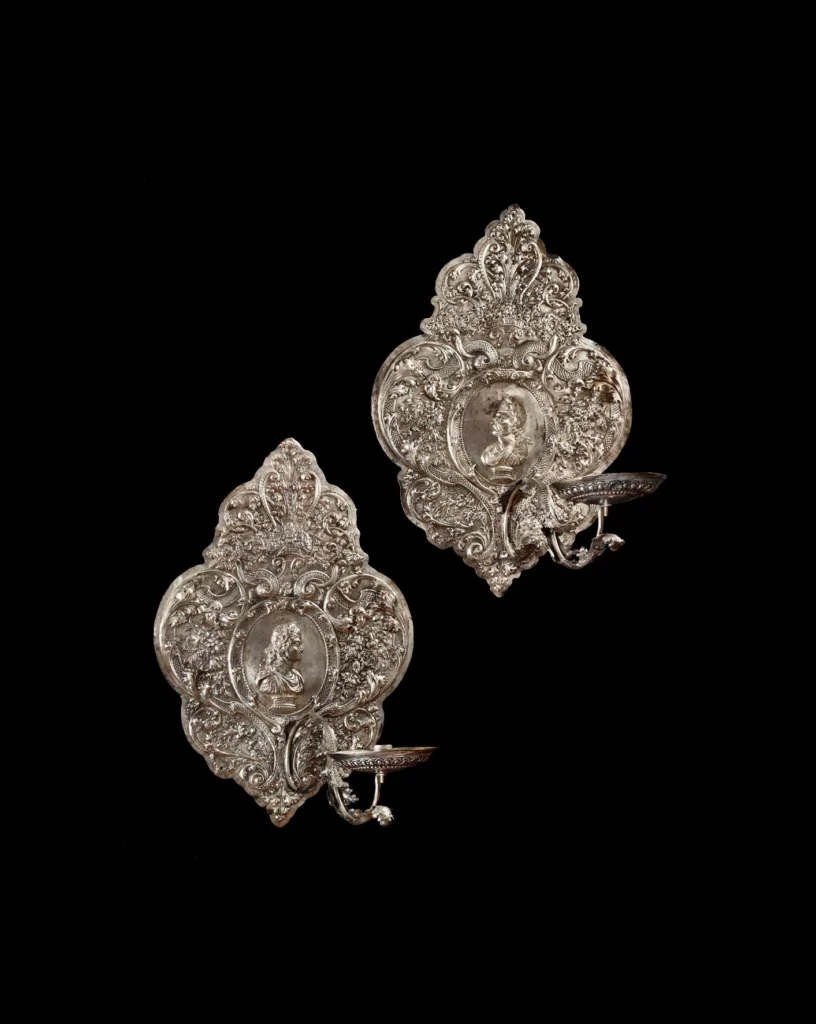 Paire d’appliques en métal repoussé