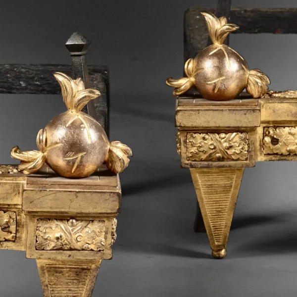 Paire de chenets à motif de boule à feu – Image 3
