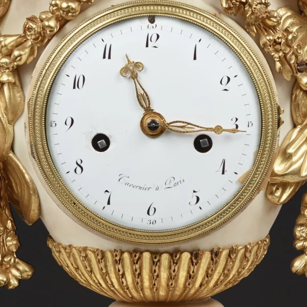 Mantel clock in a vase shape surrounded by two graces  and a putto - Image 4