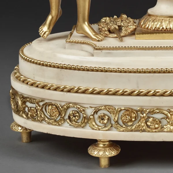 Mantel clock in a vase shape surrounded by two graces  and a putto - Image 5