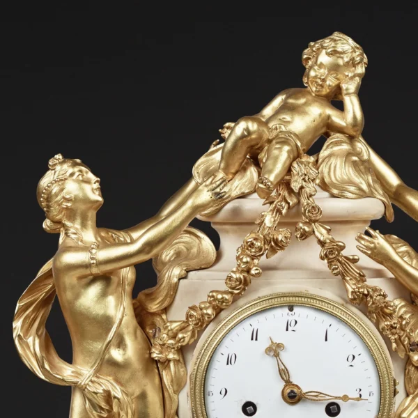 Mantel clock in a vase shape surrounded by two graces  and a putto - Image 6