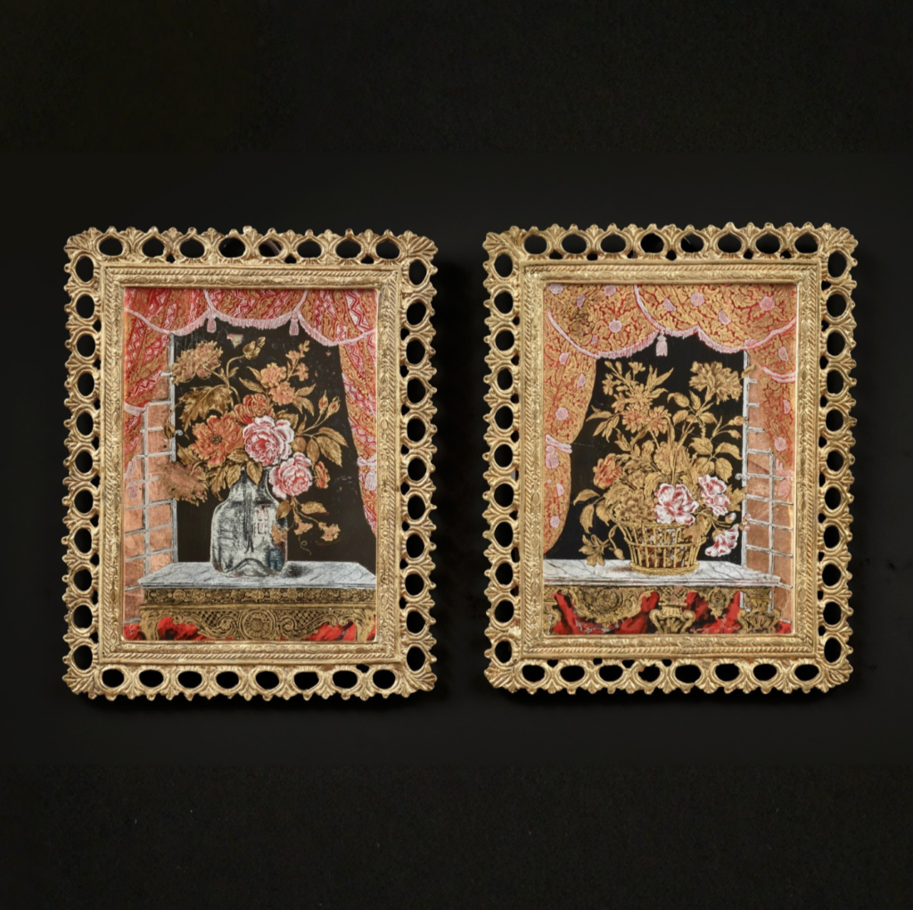 Paire de petites plaques en verre églomisé