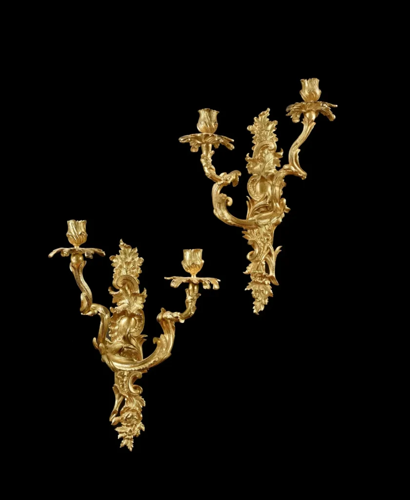 Paire d’applique à deux bras de lumière à décor de feuillage