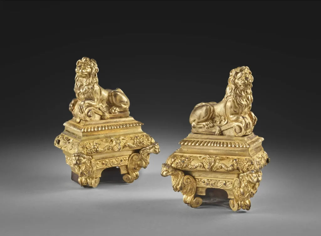 Paire de chenets aux lions couchés