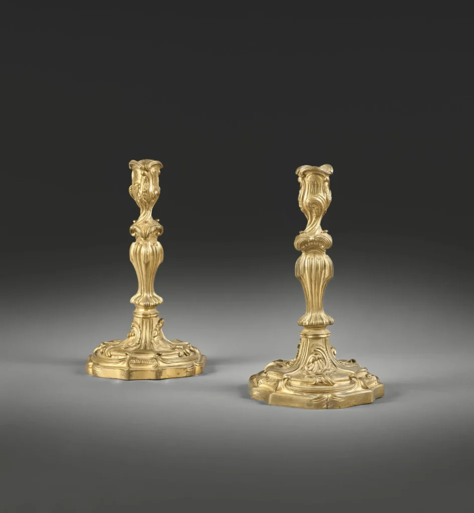 Paire de flambeaux en bronze doré