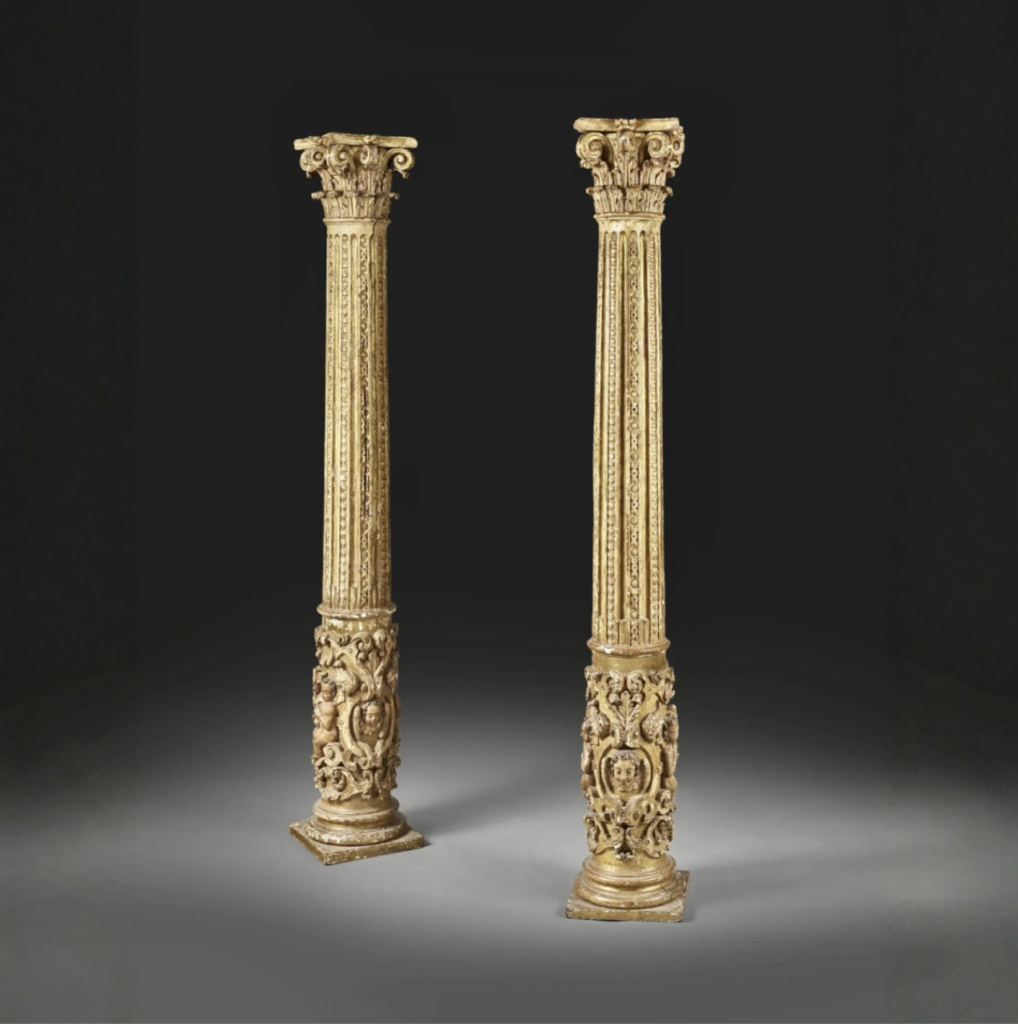 Paire de colonnes à décor de têtes d’anges et de Putti