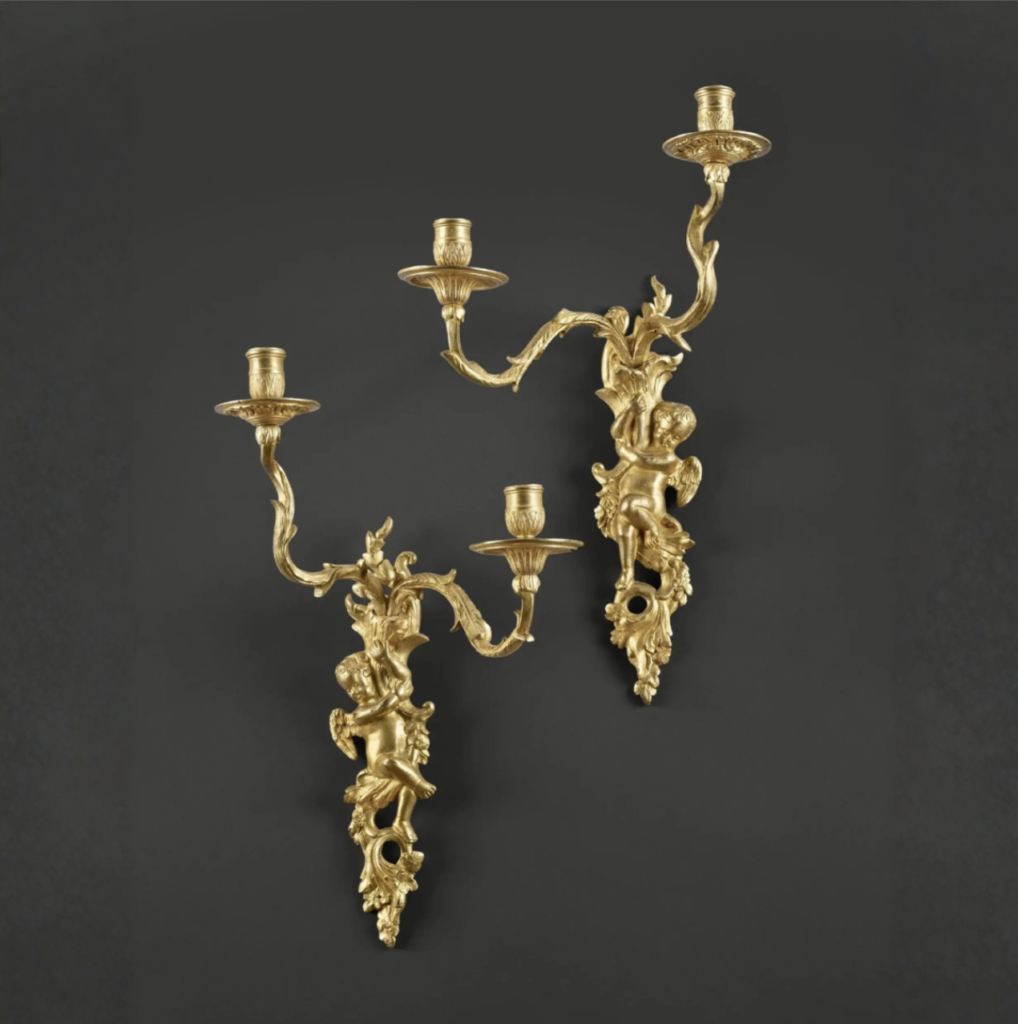 Paire d’appliques à deux bras de lumières à motif de Putti